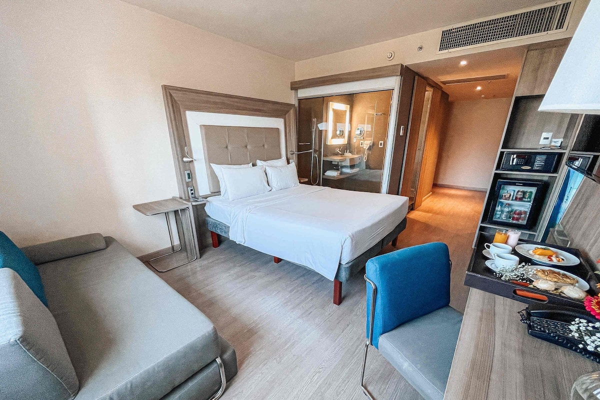 Minibar, caja de seguridad en la habitación y escritorio