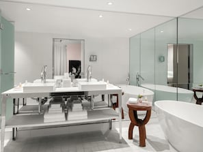 Presidential-Suite, 2 Schlafzimmer, Nichtraucher, Stadtblick (Balcony) | Badezimmer | Dusche, Regendusche, Designer-Toilettenartikel, Haartrockner