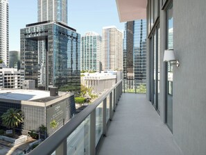 Suite, 1 King-Bett, Nichtraucher, Stadtblick (Balcony) | Bettwäsche aus ägyptischer Baumwolle, hochwertige Bettwaren, Minibar