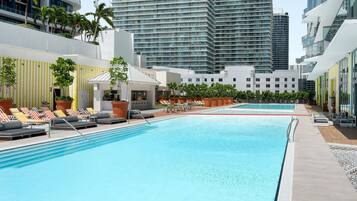 2 piscinas externas, barracas, guarda-sóis