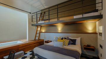 Un dormitorio moderno con una cama litera, un banco de madera, una escalera, una mesita de noche y un estante pequeño.