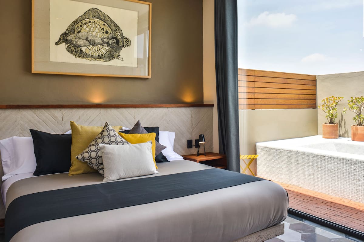 suite con jacuzzi (interior o exterior) | premium bedding, in-room safe, individually decorated, desk