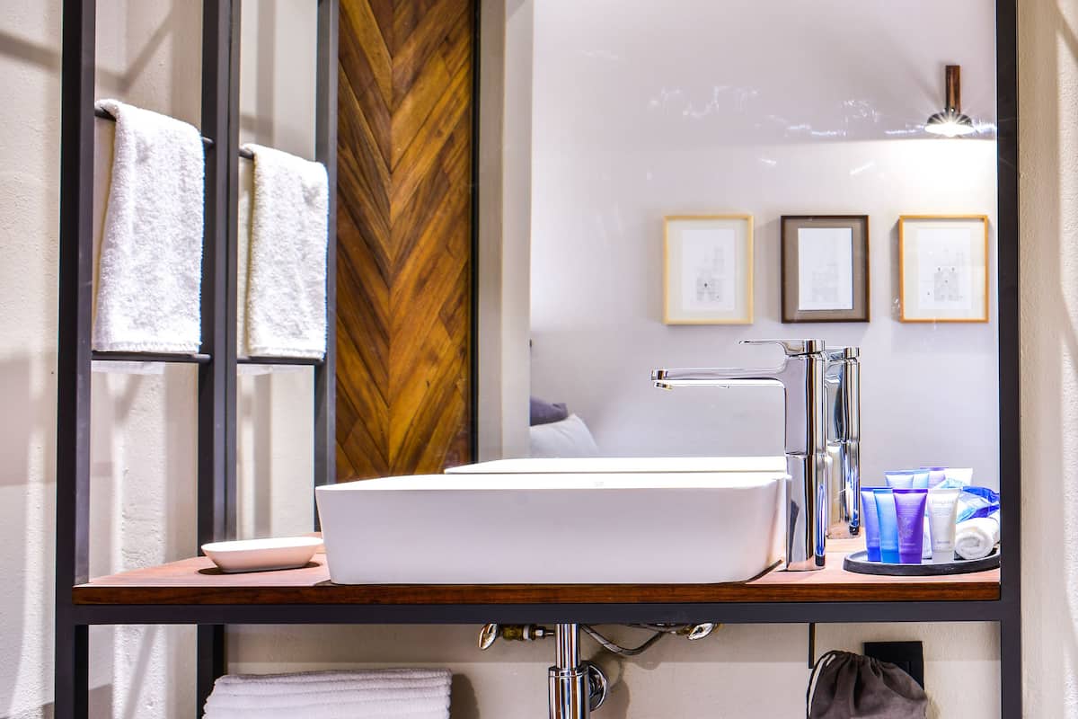 shower, free toiletries, towels