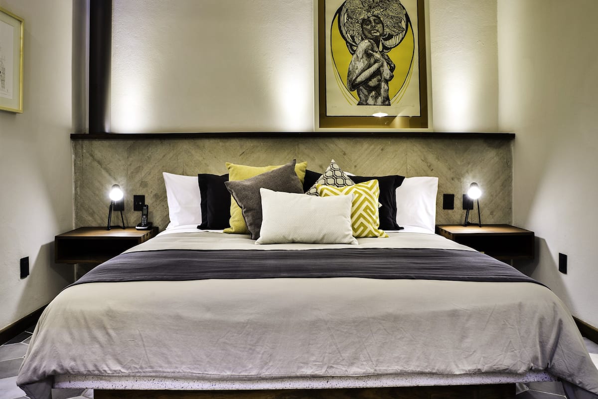 estándar 1 cama king | premium bedding, in-room safe, individually decorated, desk