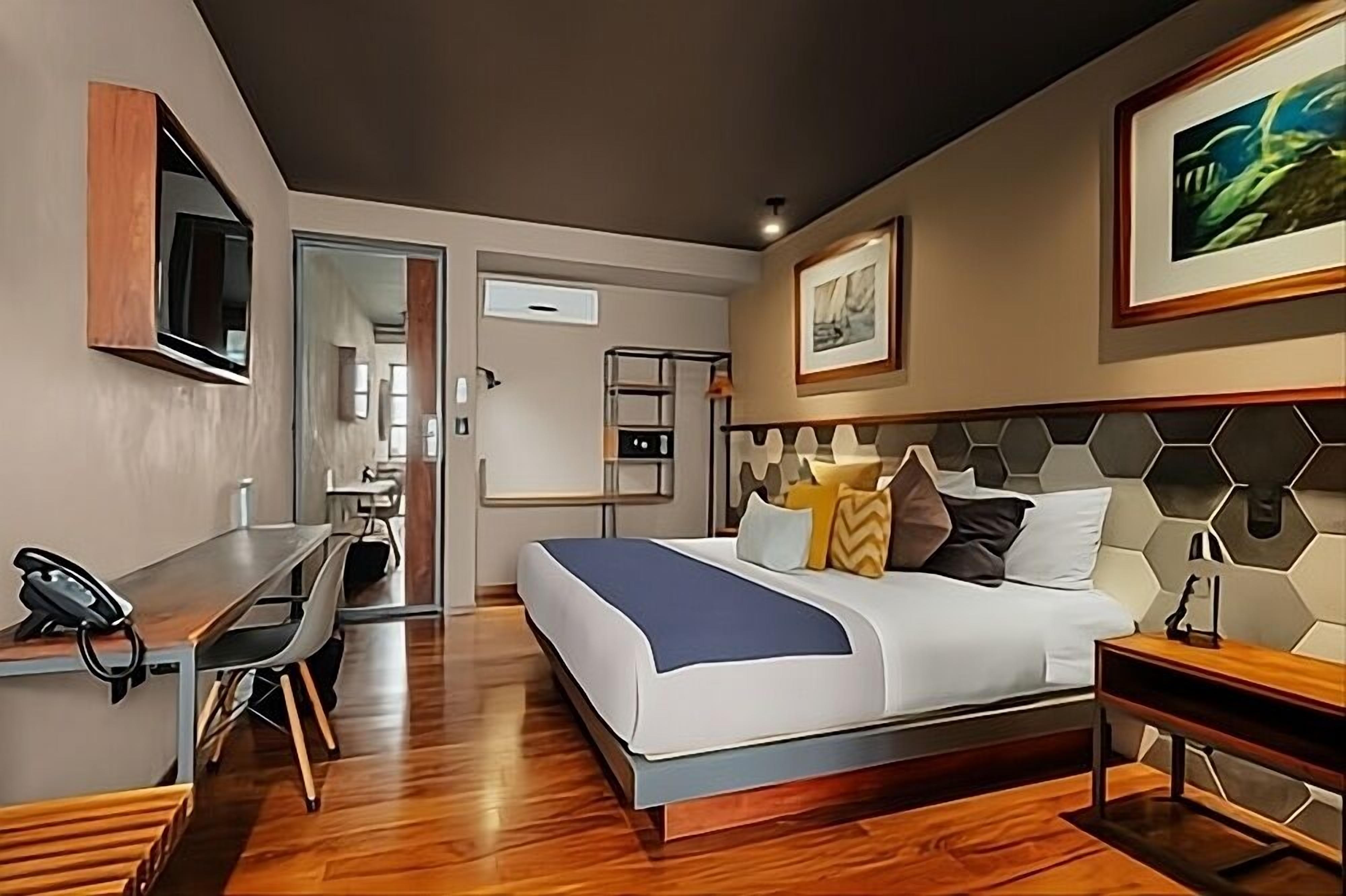 Deluxe | Premium bedding, in-room safe, individually decorated, desk