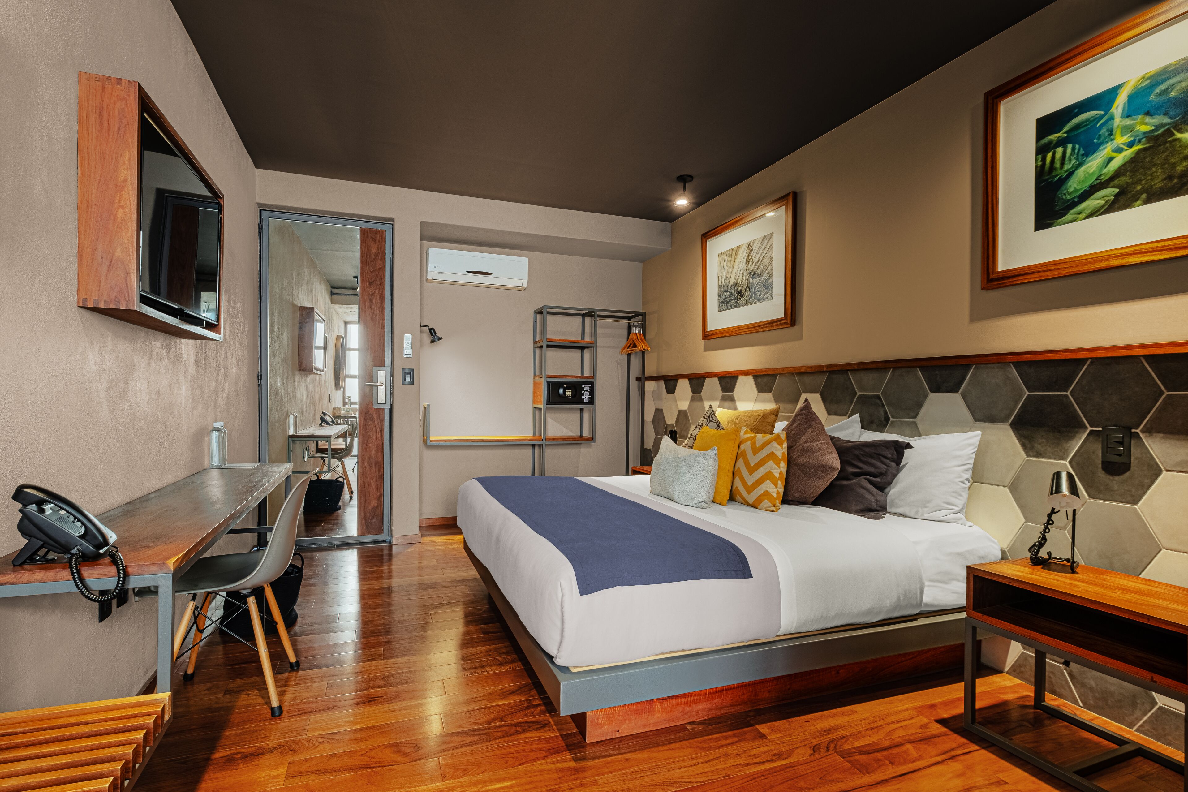 estándar 1 cama king | premium bedding, in-room safe, individually decorated, desk