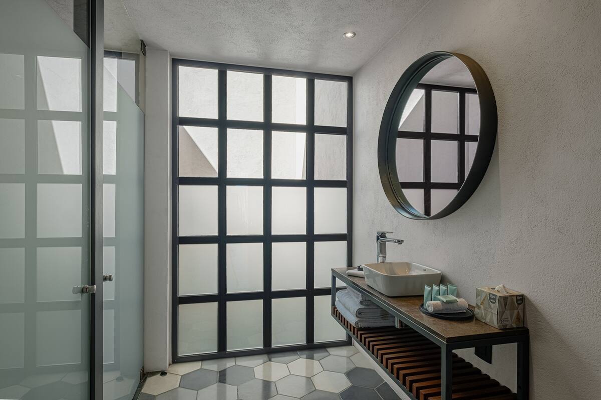 estándar 1 cama king | bathroom | shower, free toiletries, towels