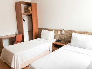 Minibar, caja de seguridad en la habitación y escritorio