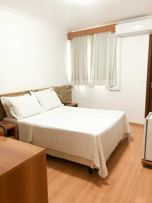Quarto casal standard | Frigobar, cofres nos quartos, escrivaninha, cortinas blackout