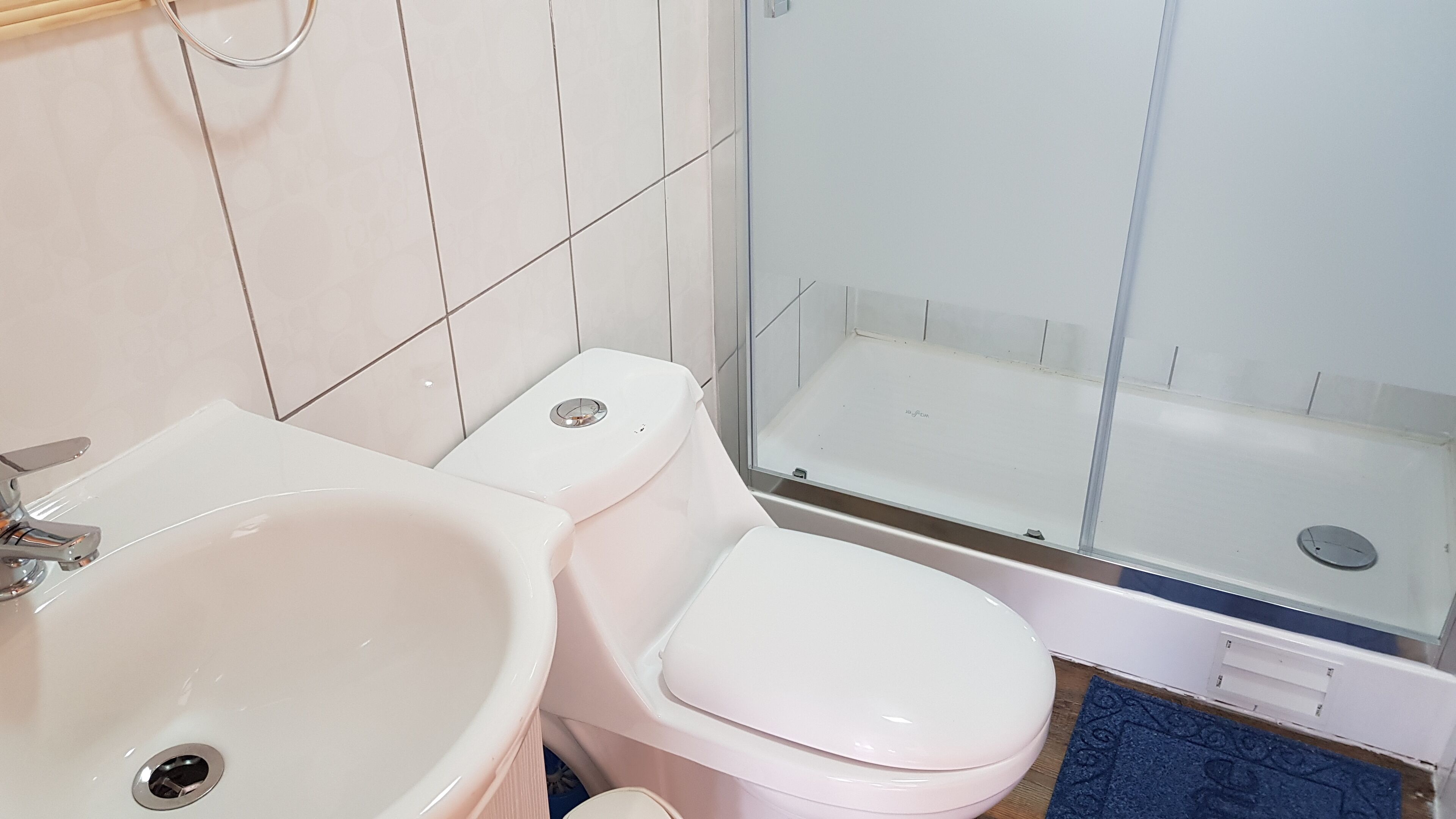 rainfall showerhead, free toiletries, hair dryer, towels