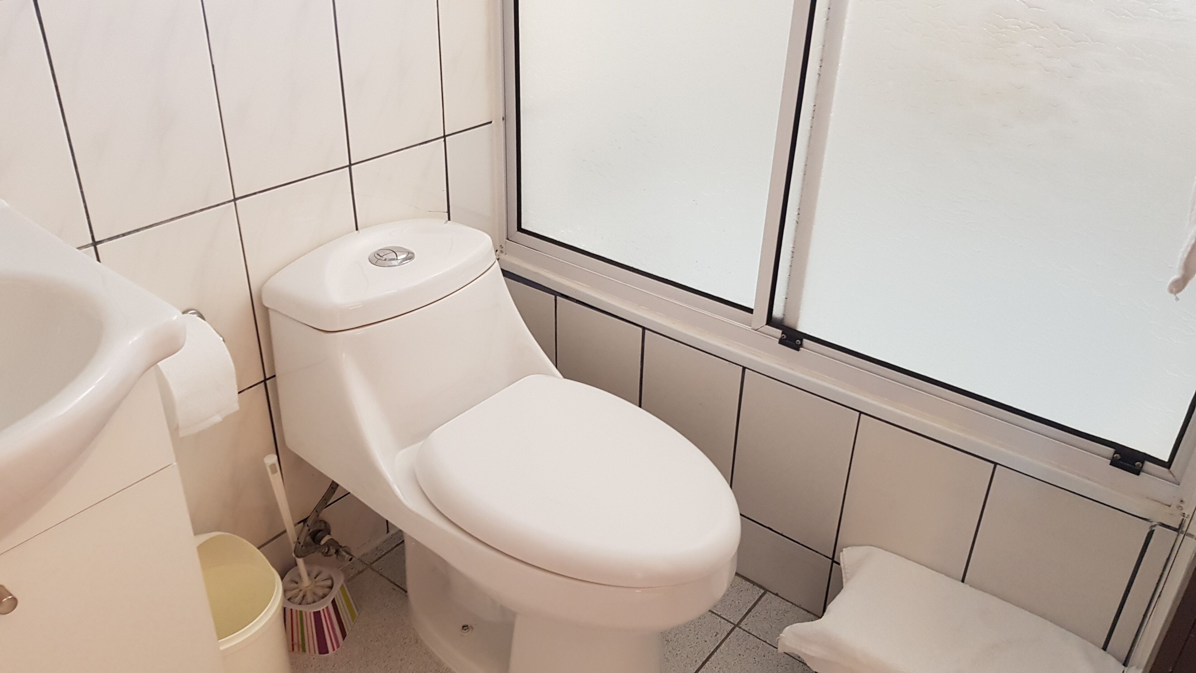 rainfall showerhead, free toiletries, hair dryer, towels