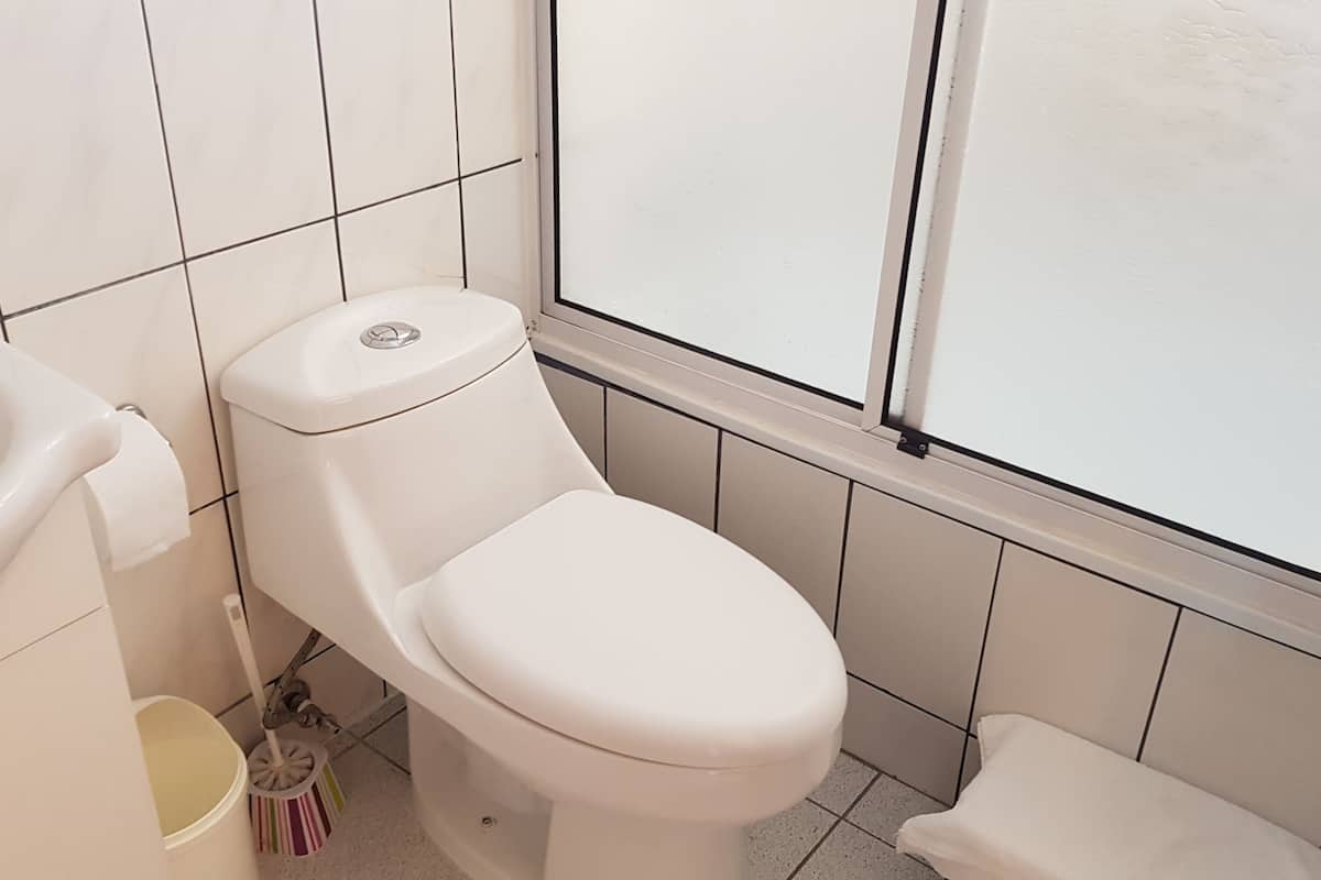 rainfall showerhead, free toiletries, hair dryer, towels