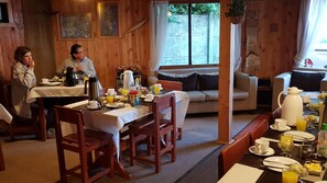42-inch TV with cable channels, heated floors - Hostal Vista al Mar (Ancud)