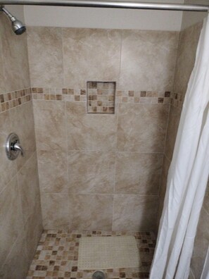 Douche, articles de toilette gratuits, serviettes fournies