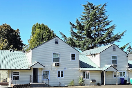 Front of property. Budget Lodge by OYO Portland West