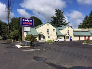 Front of property - Budget Lodge by OYO Portland West (Portland)