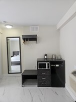 Escritorio, tabla de planchar con plancha, wifi gratis y ropa de cama 