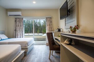 Habitación, 2 camas de matrimonio | Escritorio, tabla de planchar con plancha, wifi gratis y ropa de cama