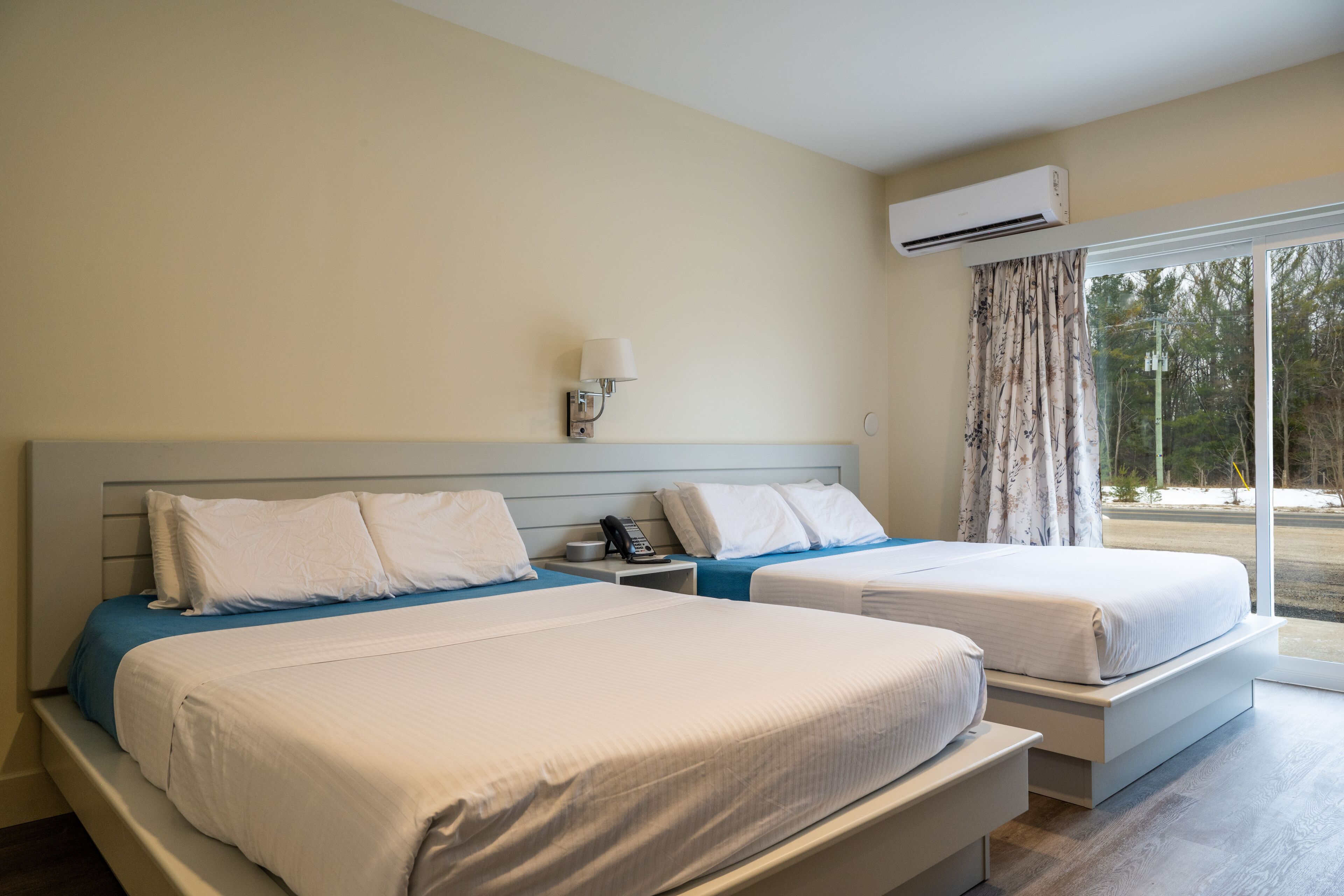 Chambre, 2 grands lits | Bureau, fer et planche à repasser, accès au Wi-Fi (inclus)