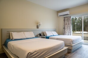 Desk, iron/ironing board, free WiFi, bed sheets - Leelas Villa Inn Flesherton (Grey Highlands)