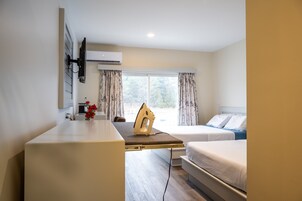 Habitación, 2 camas de matrimonio | Escritorio, tabla de planchar con plancha, wifi gratis y ropa de cama