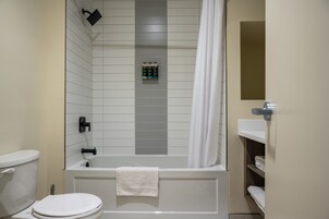 Habitación, 2 camas de matrimonio | Baño | Ducha y bañera combinadas y artículos de higiene personal gratuitos