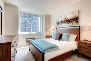 Huoneisto, 3 makuuhuonetta | 1 makuuhuone, ylelliset vuodevaatteet, työpöytä, silitysrauta/-lauta