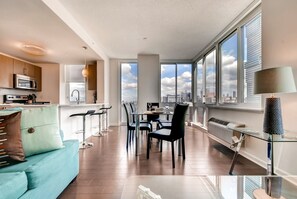 Huoneisto, 3 makuuhuonetta | 1 makuuhuone, ylelliset vuodevaatteet, työpöytä, silitysrauta/-lauta