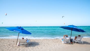 Am Strand, weißer Sandstrand, kostenloser Shuttle zum Strand