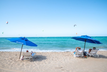 En la playa, arena blanca, traslado desde/hacia la playa gratis