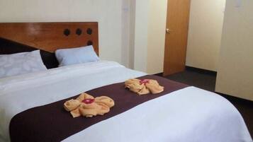 Double Room | Desk, rollaway beds, free WiFi, bed sheets