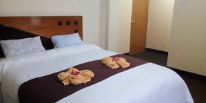 Habitación doble | Escritorio, camas supletorias, wifi gratis y ropa de cama