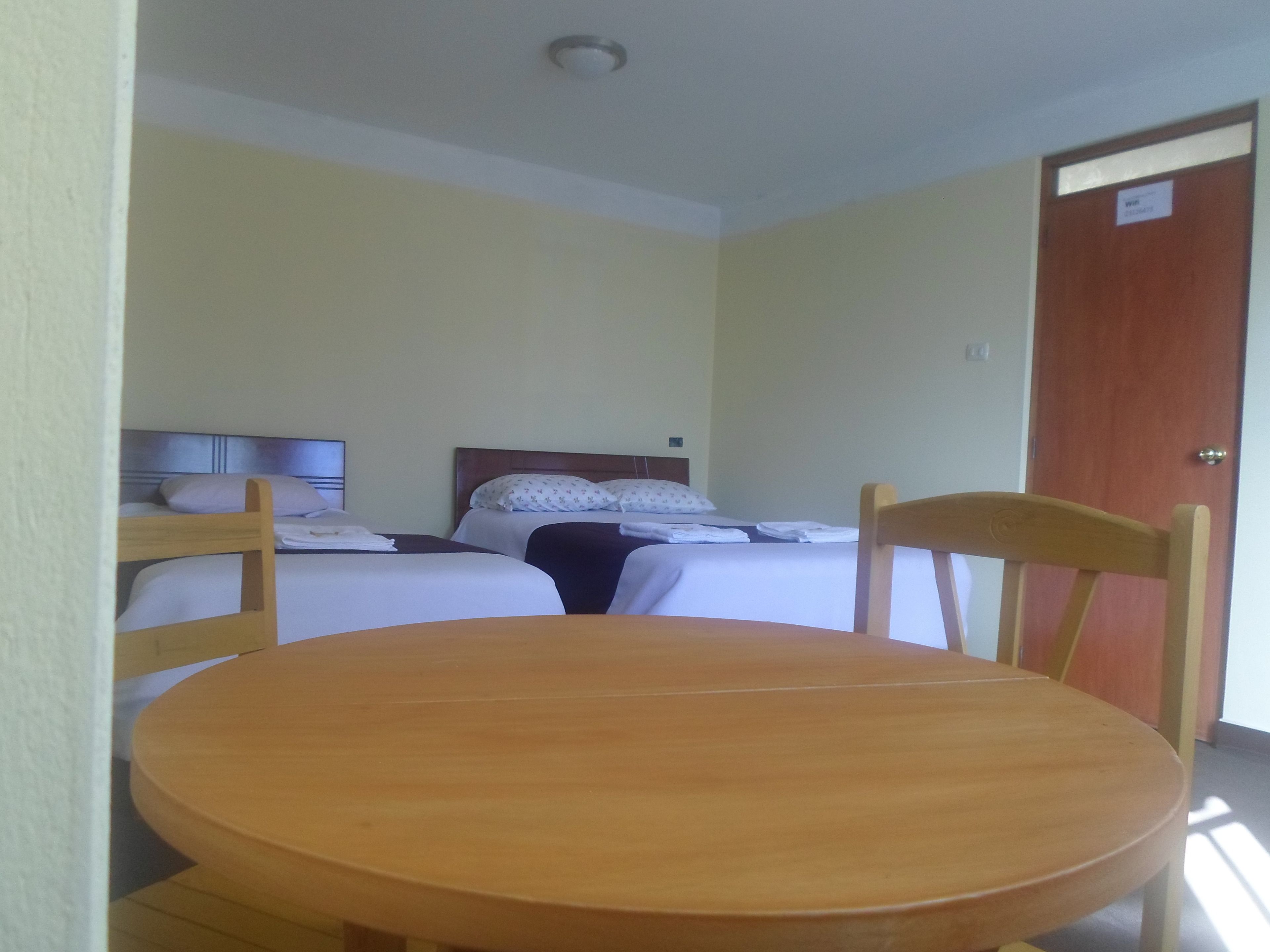 Escritorio, camas supletorias, wifi gratis y ropa de cama