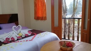 デスク、可動式ベッド、WiFi (無料)、ベッドシーツ