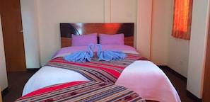 Escritorio, camas supletorias, wifi gratis y ropa de cama
