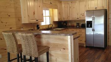 Kabin, 2 kamar tidur, hot tub | Dapur pribadi | Mesin pembuat kopi/teh
