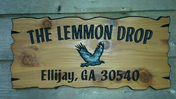 1 kamar tidur, seprai premium, dan setrika/meja setrika