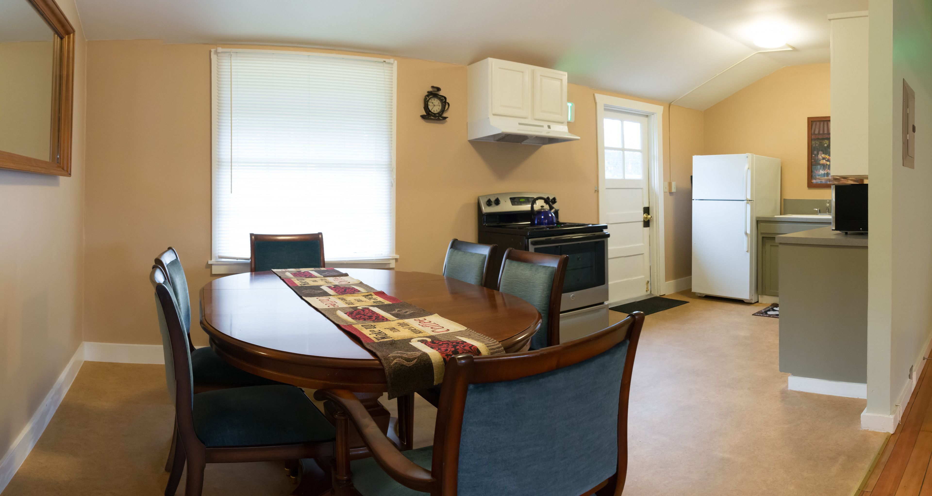 classic apartment, 3 bedrooms, kitchen, partial sea view | premium bedding, individually decorated, individually furnished