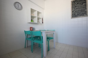 Quarto standard, 3 quartos | Cozinha privada | Geladeira grande, micro-ondas, fogão, cooktop