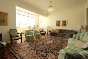 Televisión de pantalla plana, reproductor de DVD