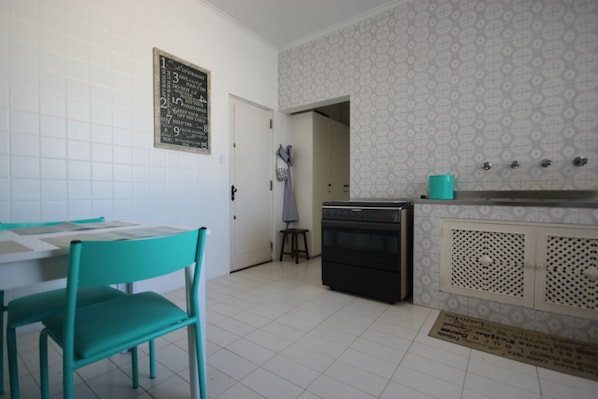 Quarto standard, 3 quartos | Cozinha privada | Geladeira grande, micro-ondas, fogão, cooktop