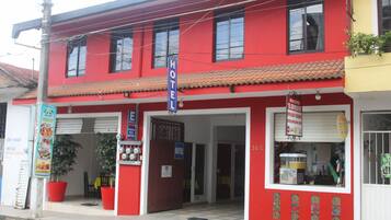 Vista frontal de la propiedad