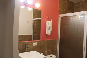 Habitacion Triple | Baño | Ducha, artículos de higiene personal gratuitos y toallas