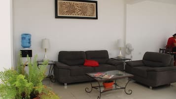 Televisión de pantalla plana de 32 pulgadas con canales por cable