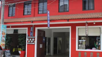 Televisión de pantalla plana de 32 pulgadas con canales por cable