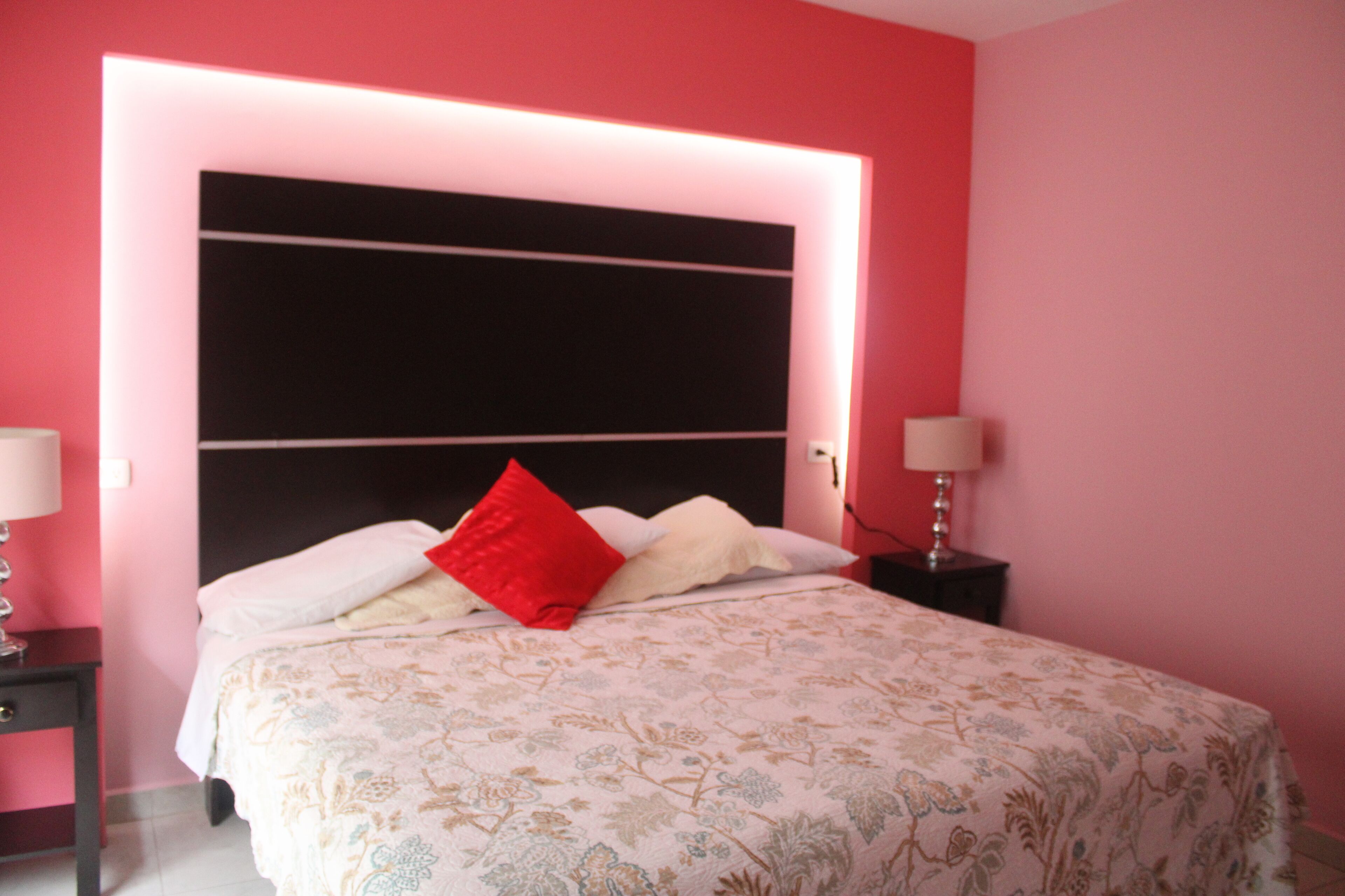 Habitación Deluxe, 1 cama King size | Ropa de cama de alta calidad y wifi gratis 