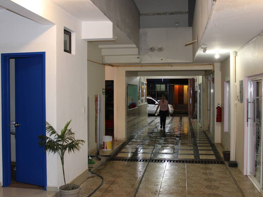 Televisión de pantalla plana de 32 pulgadas con canales por cable