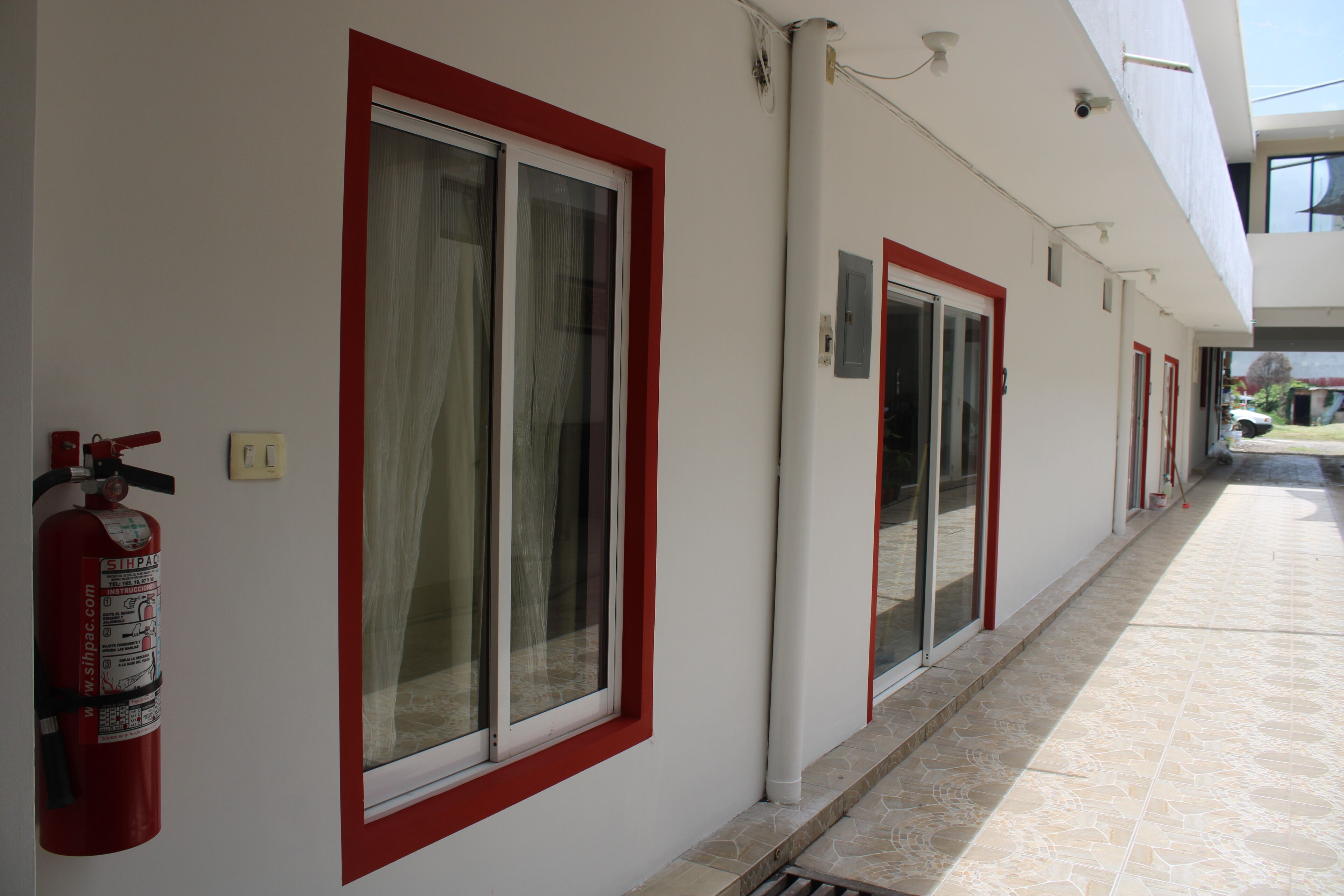 Televisión de pantalla plana de 32 pulgadas con canales por cable 