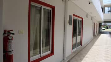 Televisión de pantalla plana de 32 pulgadas con canales por cable