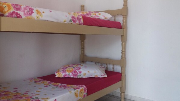 A bunk bed with floral bedding and a red mattress. - Pousada da Enseada (Guarujá)